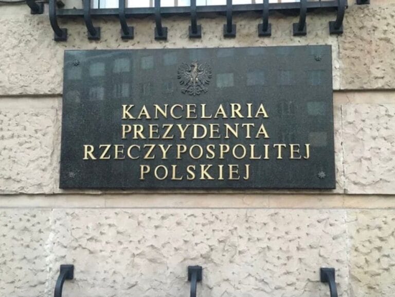 Prezydent RP Karol Nawrocki interweniuje w MEN w sprawie egzaminów online!