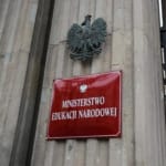 Read more about the article MEN podtrzymuje restrykcyjne przepisy mimo uwag kluczowych organów państwa
