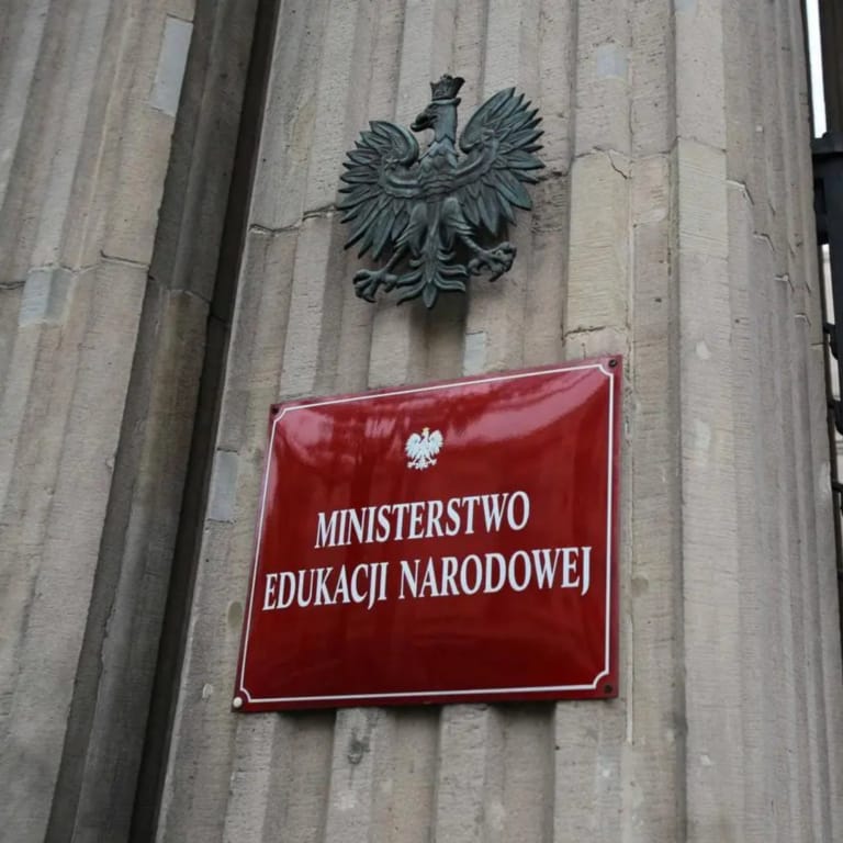 MEN podtrzymuje restrykcyjne przepisy mimo uwag kluczowych organów państwa
